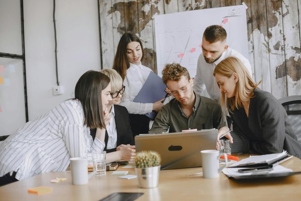 Solutions Innovantes aux Défis Particuliers de la Formation en Gestion de Projets Complexes pour les Ingénieurs Civils